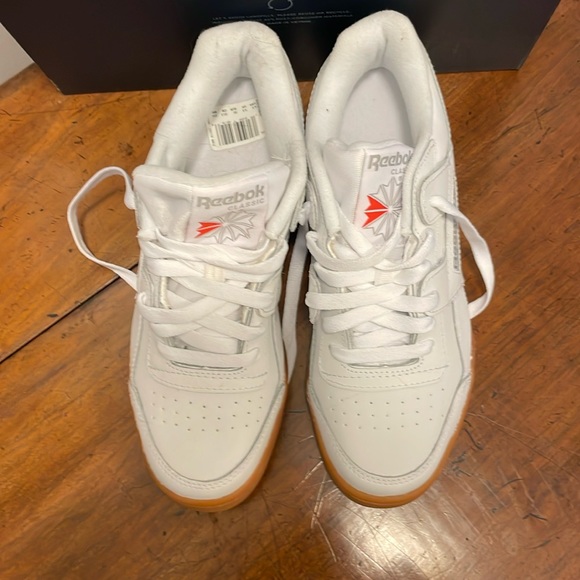 Reebok women’s/Youth. Never been worn. - Picture 2 of 5